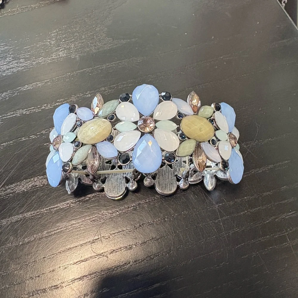 Chic Floral Bracelet - Picture 2 of 4